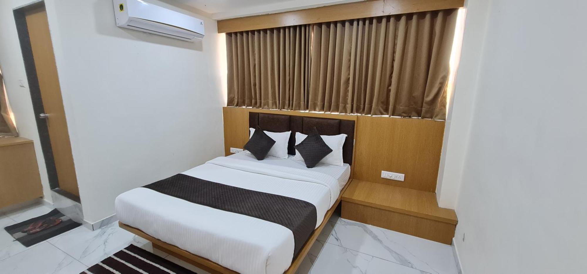 Hotel Vivan Vadodara Buitenkant foto