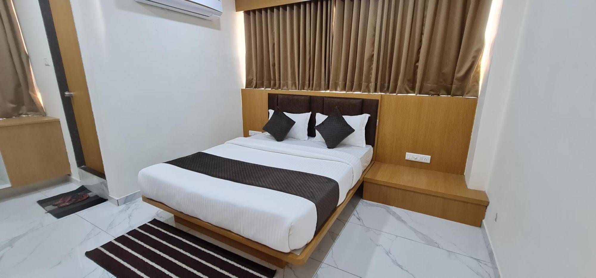 Hotel Vivan Vadodara Buitenkant foto