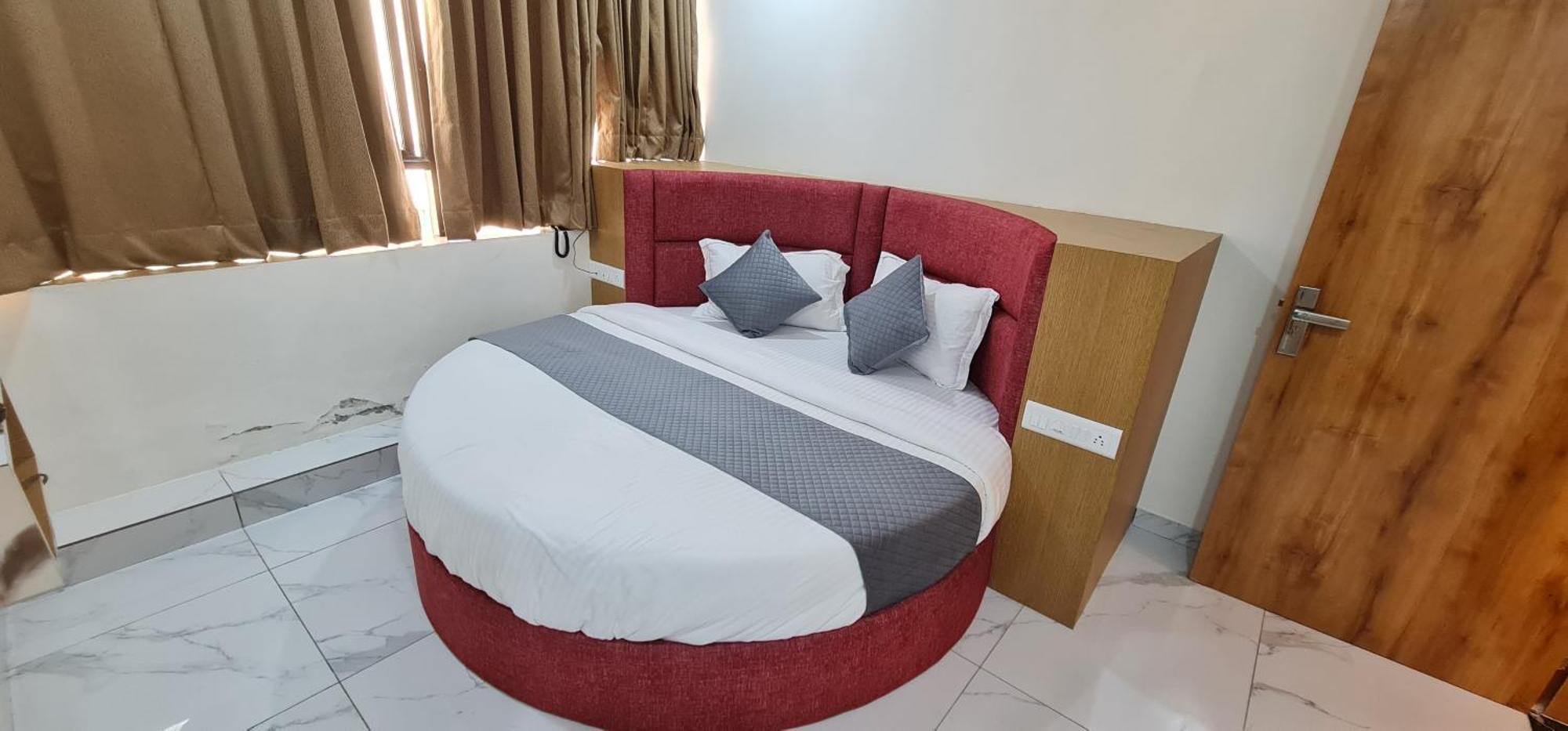 Hotel Vivan Vadodara Buitenkant foto